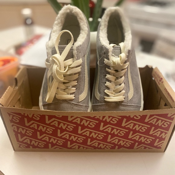 Women’s VANS. Size 6. - Picture 2 of 2